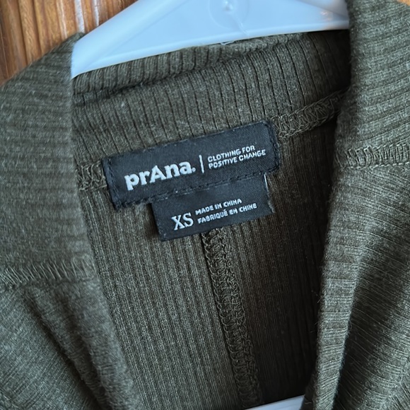 Praha Long Sleeve - Picture 2 of 5